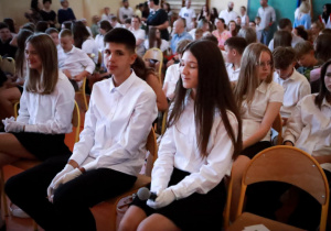 Uczniowie podczas zakończenia roku szkolnego