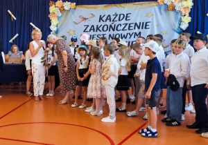 Uczniowie podczas zakończenia roku szkolnego