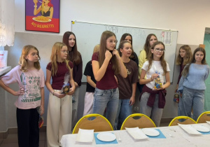 Dziewczynki przygotowujące Dzień Chłopaka.