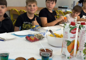 Chłopcy podczas poczęstunku.