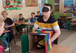 Uczeń podczas zgadywanek.