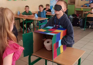 Uczeń podczas zgadywanek.