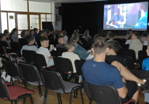 Uczniowie oglądają film.