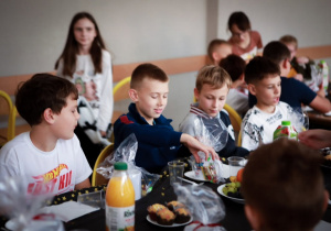 Uczniowie podczas poczęstunku.