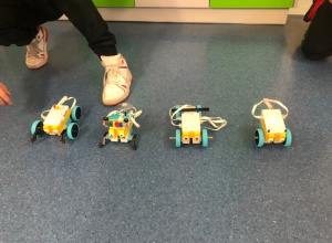 Roboty skoczki przygotowane do wyścigów