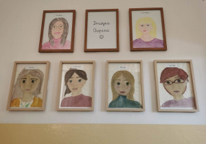 Rysunki portrety przedstawiające nauczycieli.