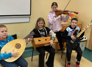 Uczniowie grający na instrumentach