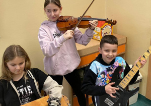 Uczniowie grający na instrumentach