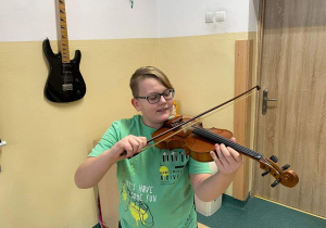 Uczeń gra na skrzypcach