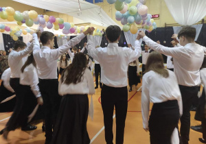 Uczniowie klas ósmych tańczą poloneza