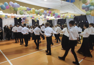 Uczniowie klas ósmych tańczą poloneza