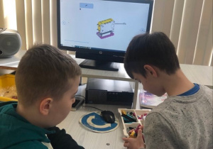 Uczniowie budują z klocków Lego wg instrukcji