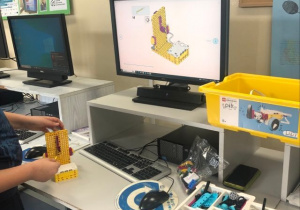 Uczeń buduje z klocków Lego wg instrukcji