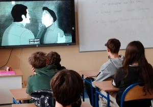 Uczniowie podczas oglądania filmu