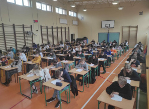 Uczniowie podczas pisania konkursu