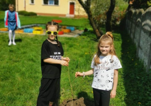 Uczniowie podczas sadzenia drzewek