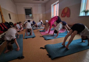 Uczniowie klasy pierwszej podczas ćwiczeń jogi