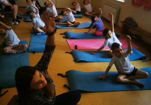 Uczniowie klasy pierwszej podczas ćwiczeń jogi