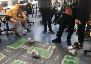 Uczniowie sterują robotami
